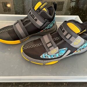 Nike Lebron Soldier 13 Graffiti
size 7 youth